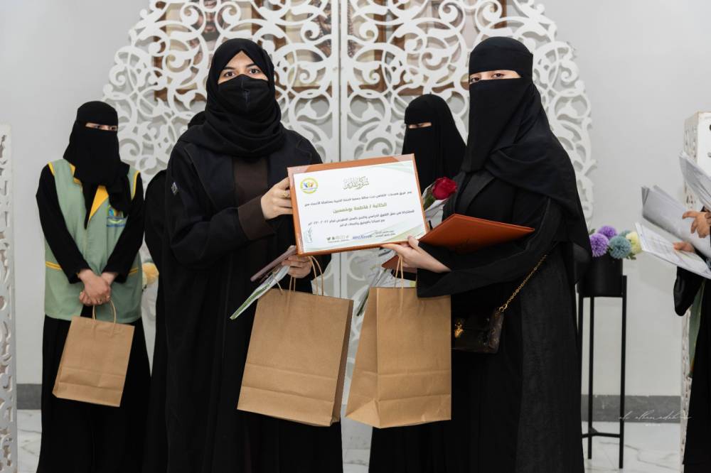 فريق همسات الثقافي  بالأحساء يكرم أكثر من ٢٠٠ شخصية متفوقة ومتميزين بالعمل التطوعي