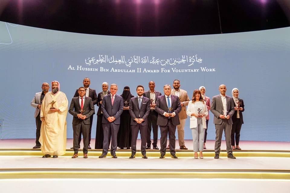 ولي العهد، يكرّم مركز زها الثقافي ضمن الفائزين في الدورة الأولى من جائزة الحسين بن عبدالله الثاني للعمل التطوعي.