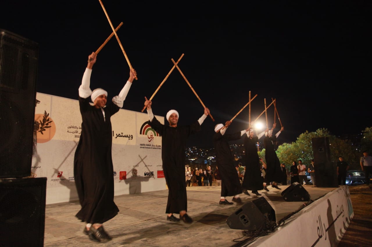 فرق شعبية محلية وعربية وعالمية تزين الساحة الرئيسية