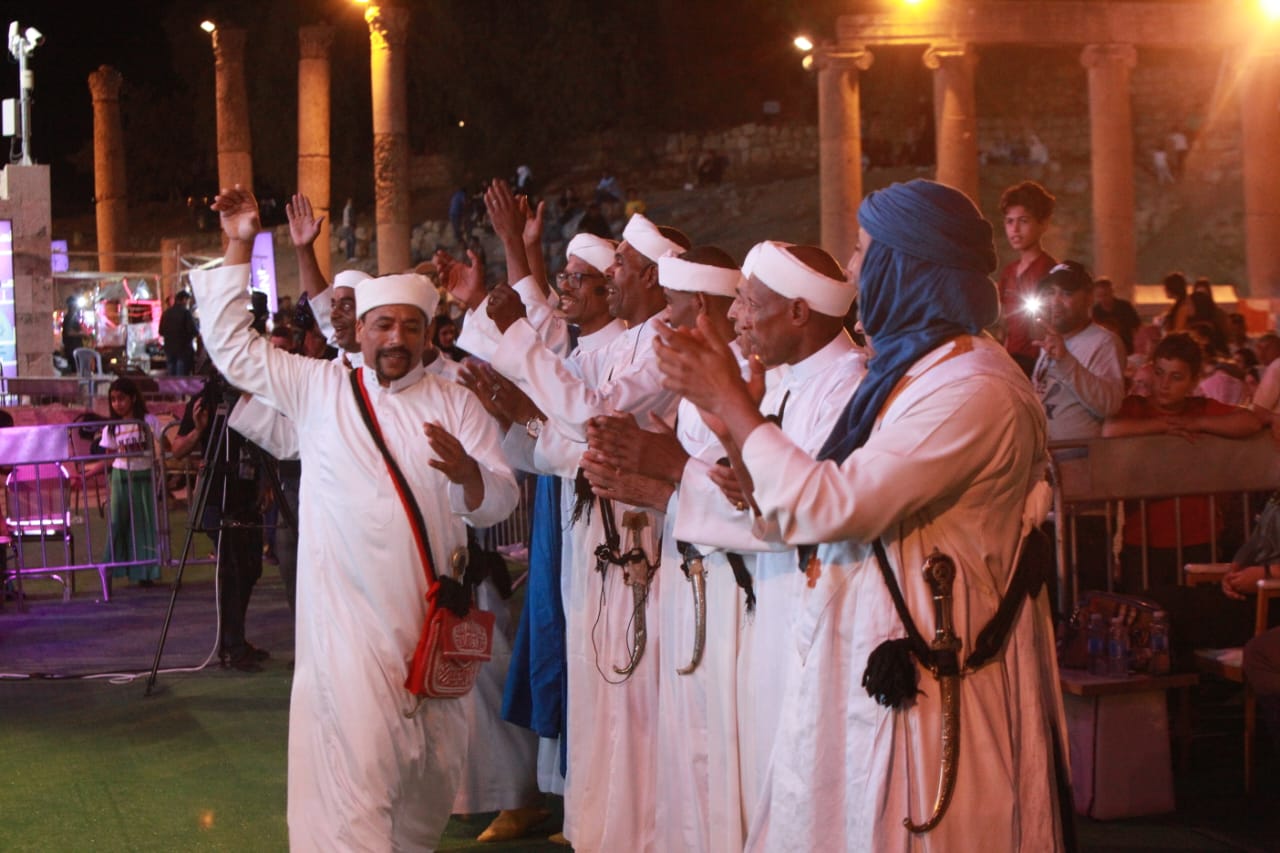 فرق شعبية محلية وعربية وعالمية تزين الساحة الرئيسية