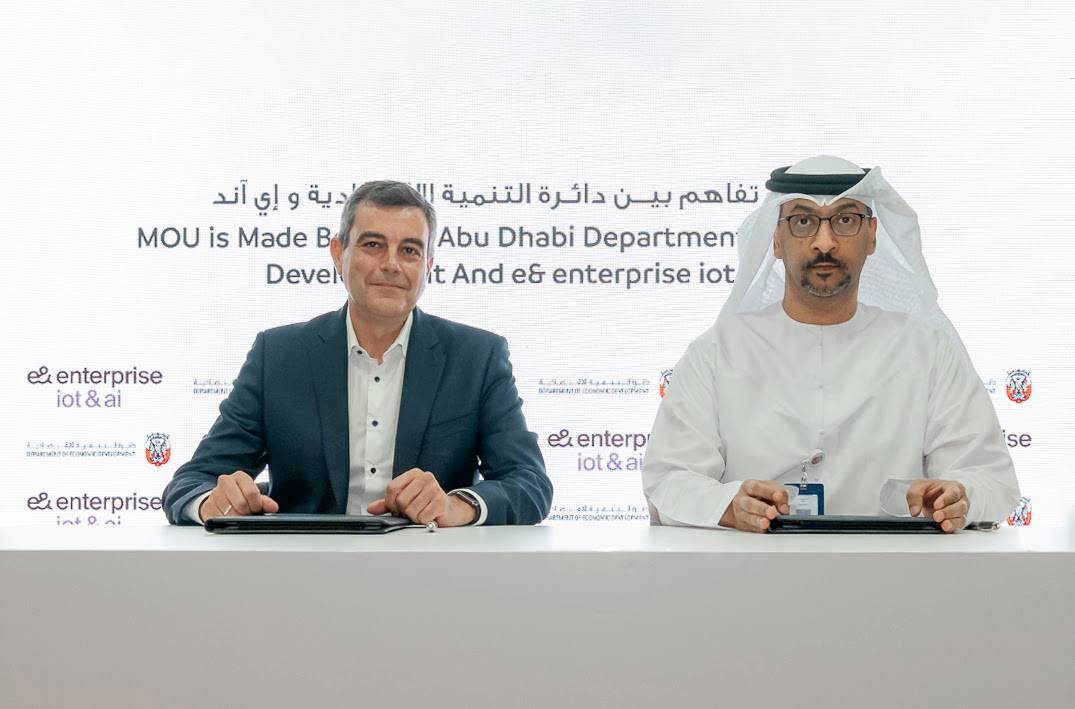 اقتصادية أبوظبي وe  المؤسسات تتعاونان لدعم تبني حلول الثورة الصناعية الرابعة والاستدامة