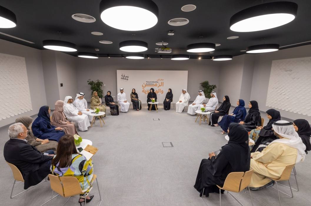 لطيفة بنت محمد تفتتح معرض الزمن والهوية وتشيد بالإبداعات المحلية