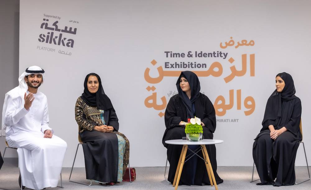 لطيفة بنت محمد تفتتح معرض الزمن والهوية وتشيد بالإبداعات المحلية