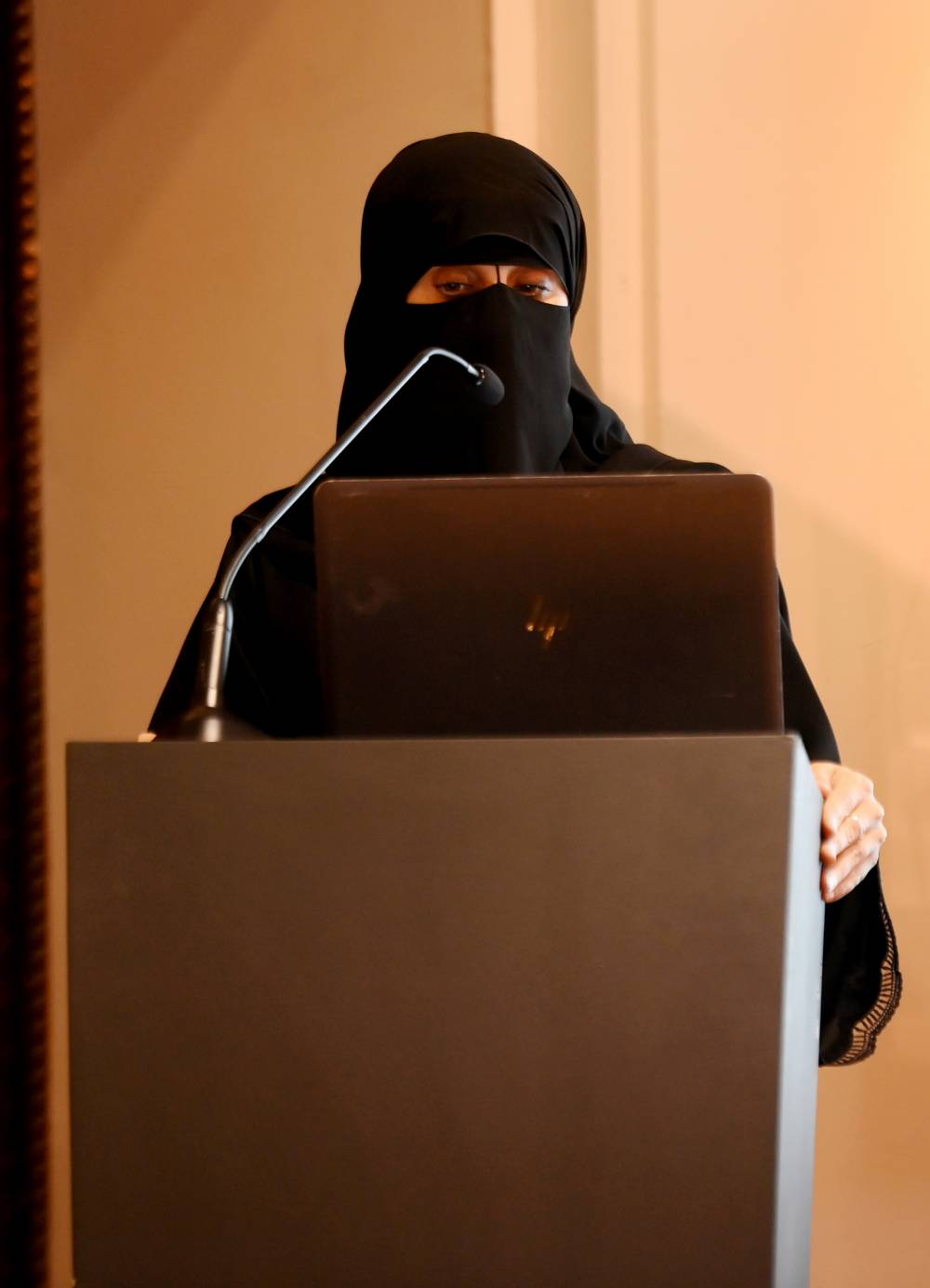 تراث الإمارات ينظم ندوة عن نشأة الجهاز الحكومي بأبوظبي