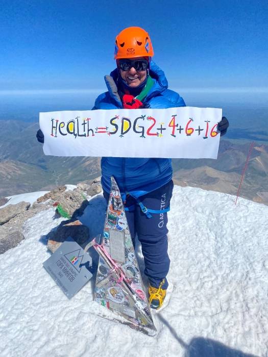 عائشة مصبح المعمري المكرمة بجائزة أبوظبي تنجح في الوصول إلى أعلى قمة في أوروبا وترفع علم الإمارات فوق سفحه