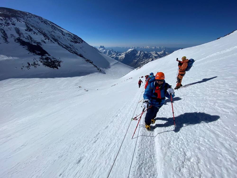 عائشة مصبح المعمري المكرمة بجائزة أبوظبي تنجح في الوصول إلى أعلى قمة في أوروبا وترفع علم الإمارات فوق سفحه