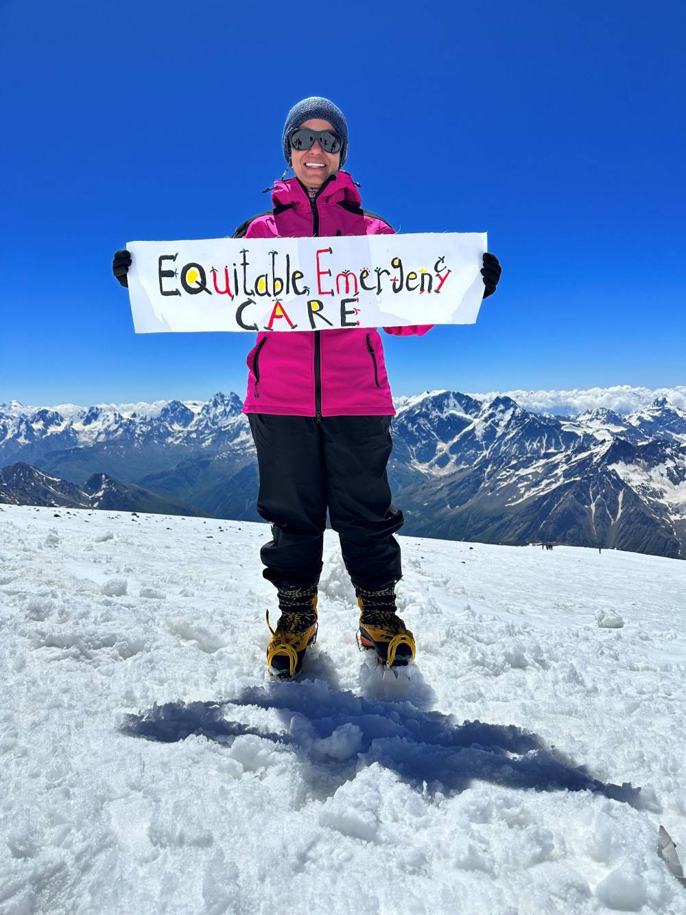 عائشة مصبح المعمري المكرمة بجائزة أبوظبي تنجح في الوصول إلى أعلى قمة في أوروبا وترفع علم الإمارات فوق سفحه