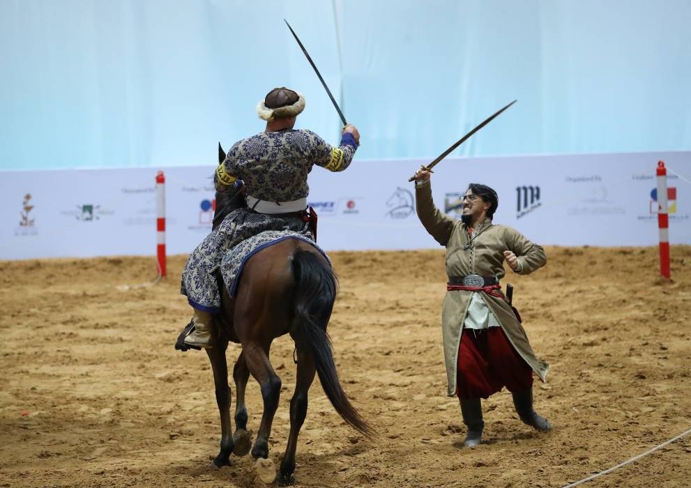 عروض فروسية تراثية من الإمارات وسلطنة عُمان وفرق موسيقية هندية وأفريقية