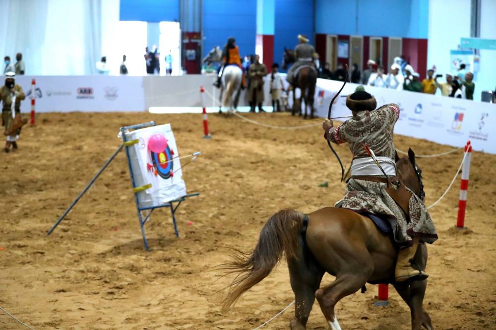 عروض فروسية تراثية من الإمارات وسلطنة عُمان وفرق موسيقية هندية وأفريقية