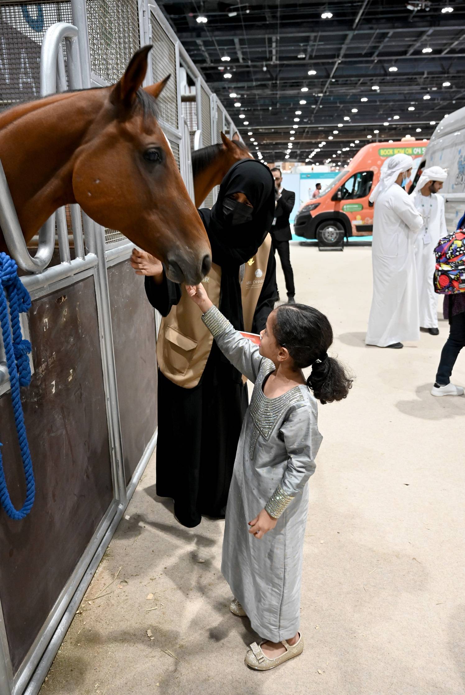 عروض فروسية تراثية من الإمارات وسلطنة عُمان وفرق موسيقية هندية وأفريقية