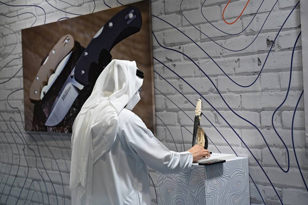  4 مزادات للإبل والصقور وسكاكين الصيد والفنون في معرض أبوظبي للصيد.