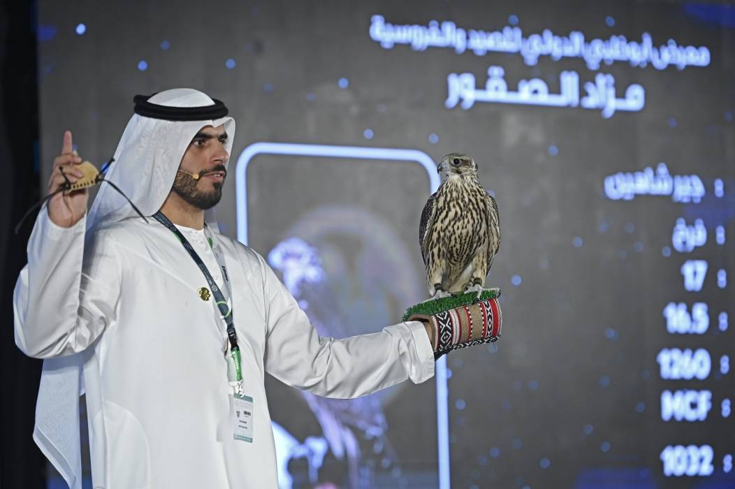 معرض أبوظبي الدولي للصيد يُنظّم أكبر مزاد للصقور المكاثرة في الأسر في تاريخه