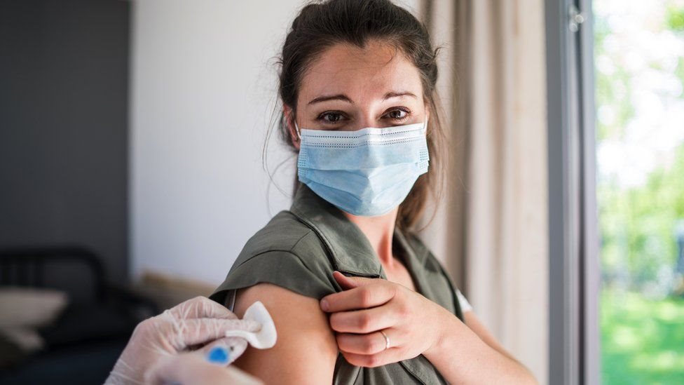 وجد باحثو مايو كلينك أن اللقاح قد يُقلِّل من شدة أعراض كوفيد طويلة الأمد