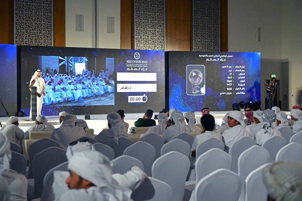 معرض أبوظبي الدولي للصيد يُنظّم أكبر مزاد للصقور المكاثرة في الأسر في تاريخه