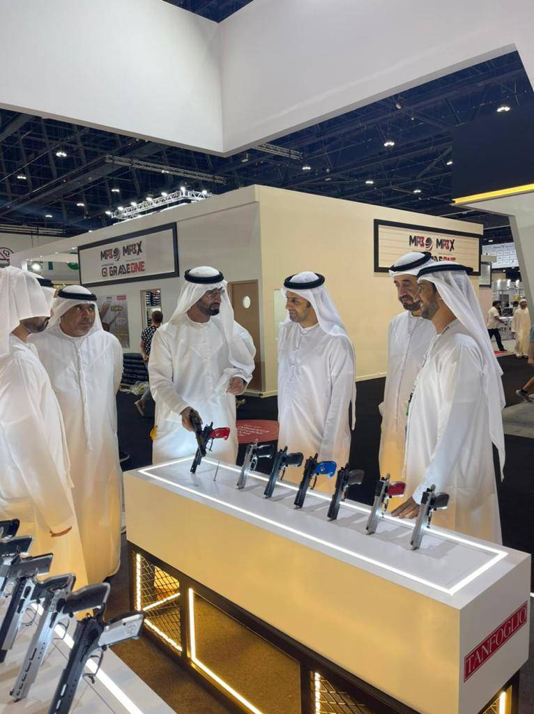 الشيخ مكتوم بن راشد المعلا يزور جناح تسليح في معرض الصيد والفروسية