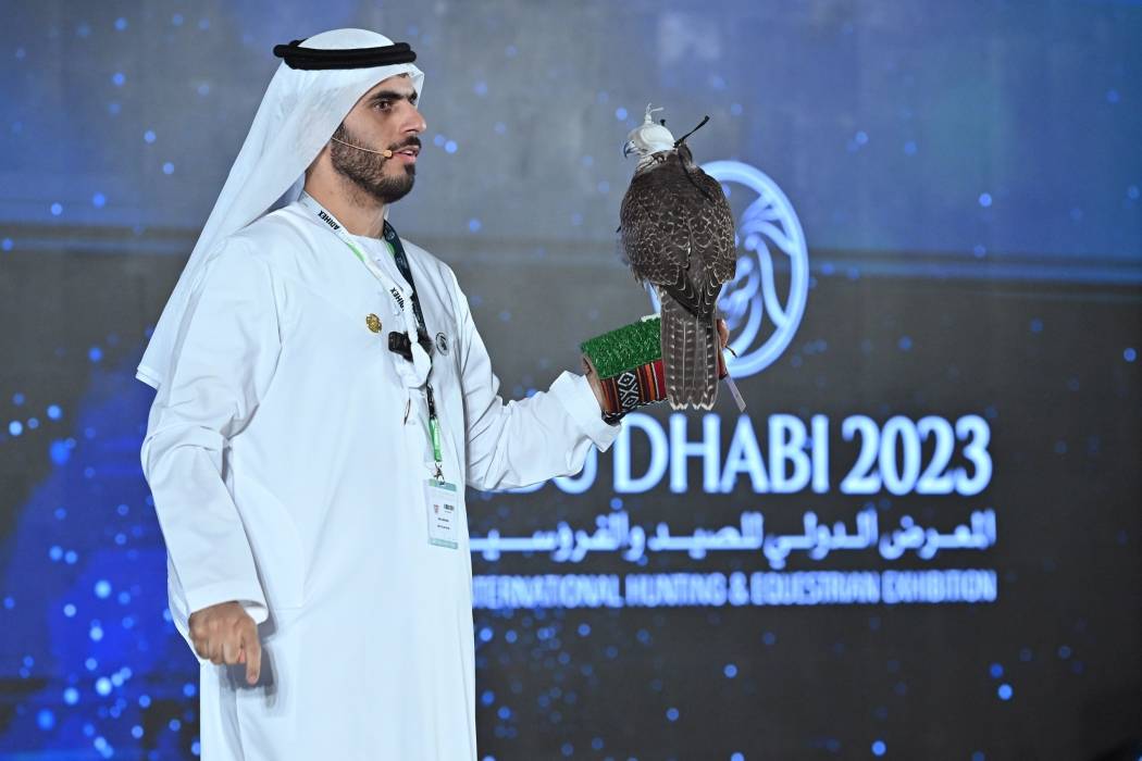 مزاد الصقور بمعرض أبوظبي للصيد يبيع 70 صقراً في أمسية