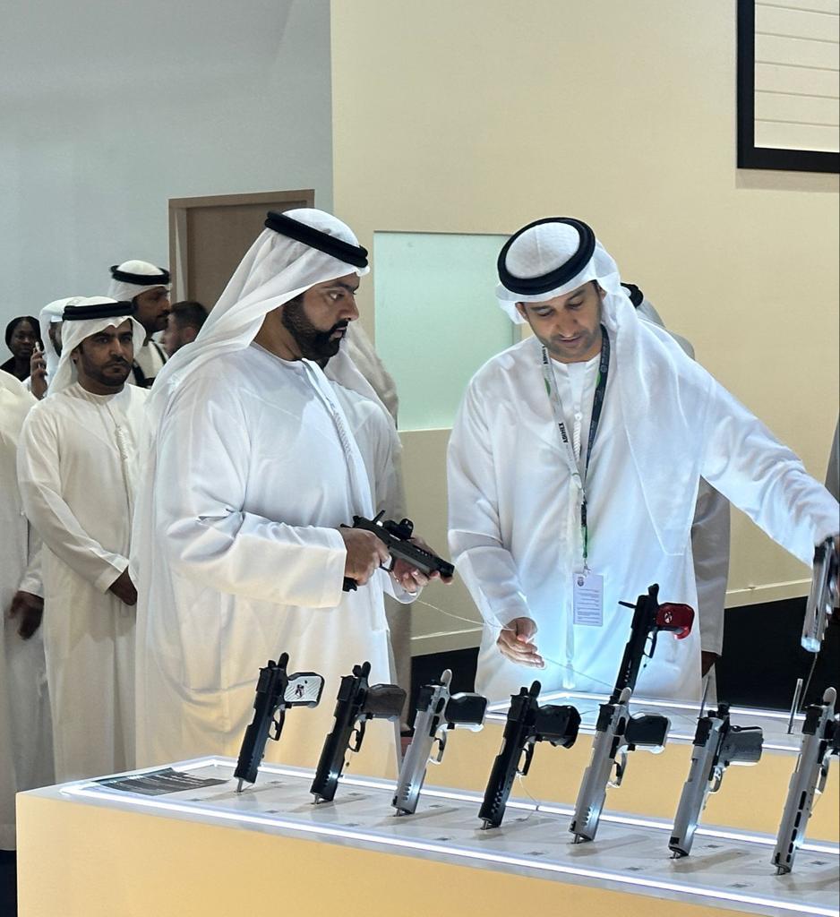 ولي عهد الفجيرة يزور جناح تسليح في معرض أبوظبي للصيد والفروسية