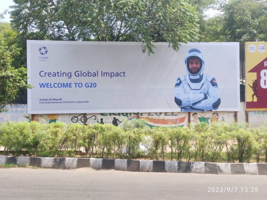 صورة سلطان النيادي تزين شوارع نيودلهي قبل قمة مجموعة العشرين