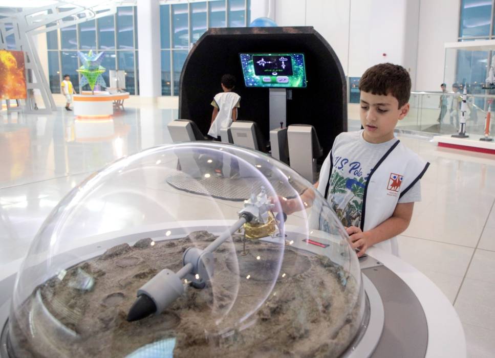أطفال الشارقة يخوضون تجربة التعرف على عالم الفضاء في برنامج مغامرة فضائية