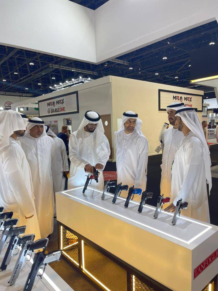 الشيخ مكتوم بن راشد المعلا يزور جناح تسليح في معرض الصيد والفروسية