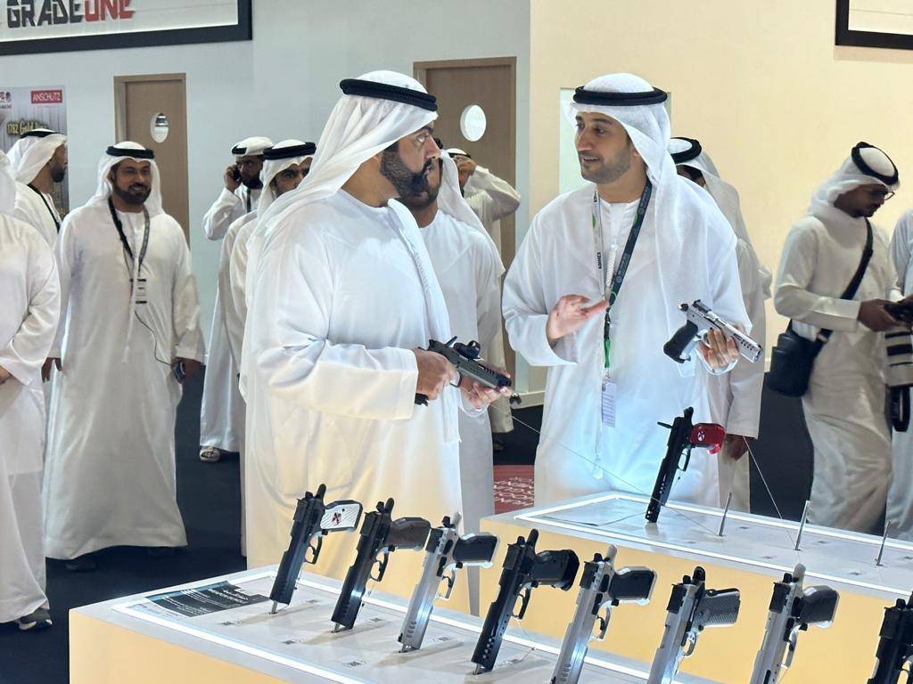 ولي عهد الفجيرة يزور جناح تسليح في معرض أبوظبي للصيد والفروسية