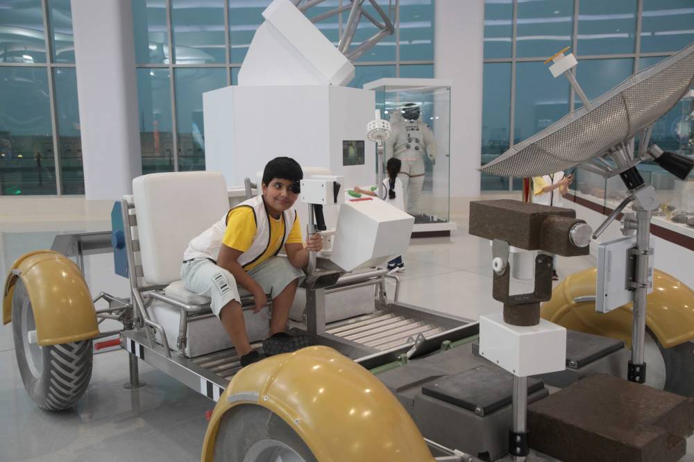 أطفال الشارقة يخوضون تجربة التعرف على عالم الفضاء في برنامج مغامرة فضائية  