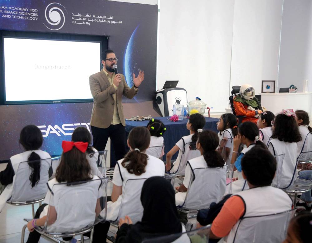 أطفال الشارقة يخوضون تجربة التعرف على عالم الفضاء في برنامج مغامرة فضائية  