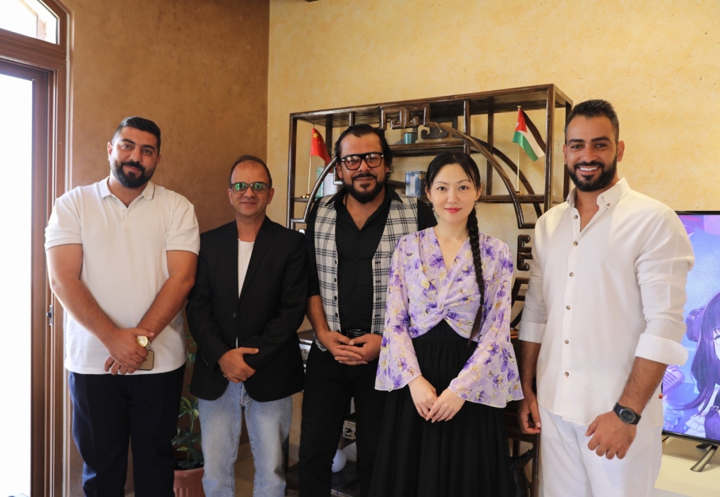 الفنان منذر الرياحنه يزور المركز الثقافي الصيني في عمان