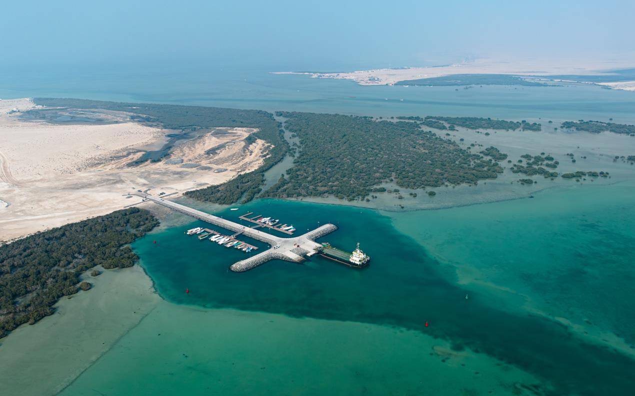 حمدان بن زايد يُدشِّن ميناء السلع المجتمعي ومرسى جزيرة الفيّي ​