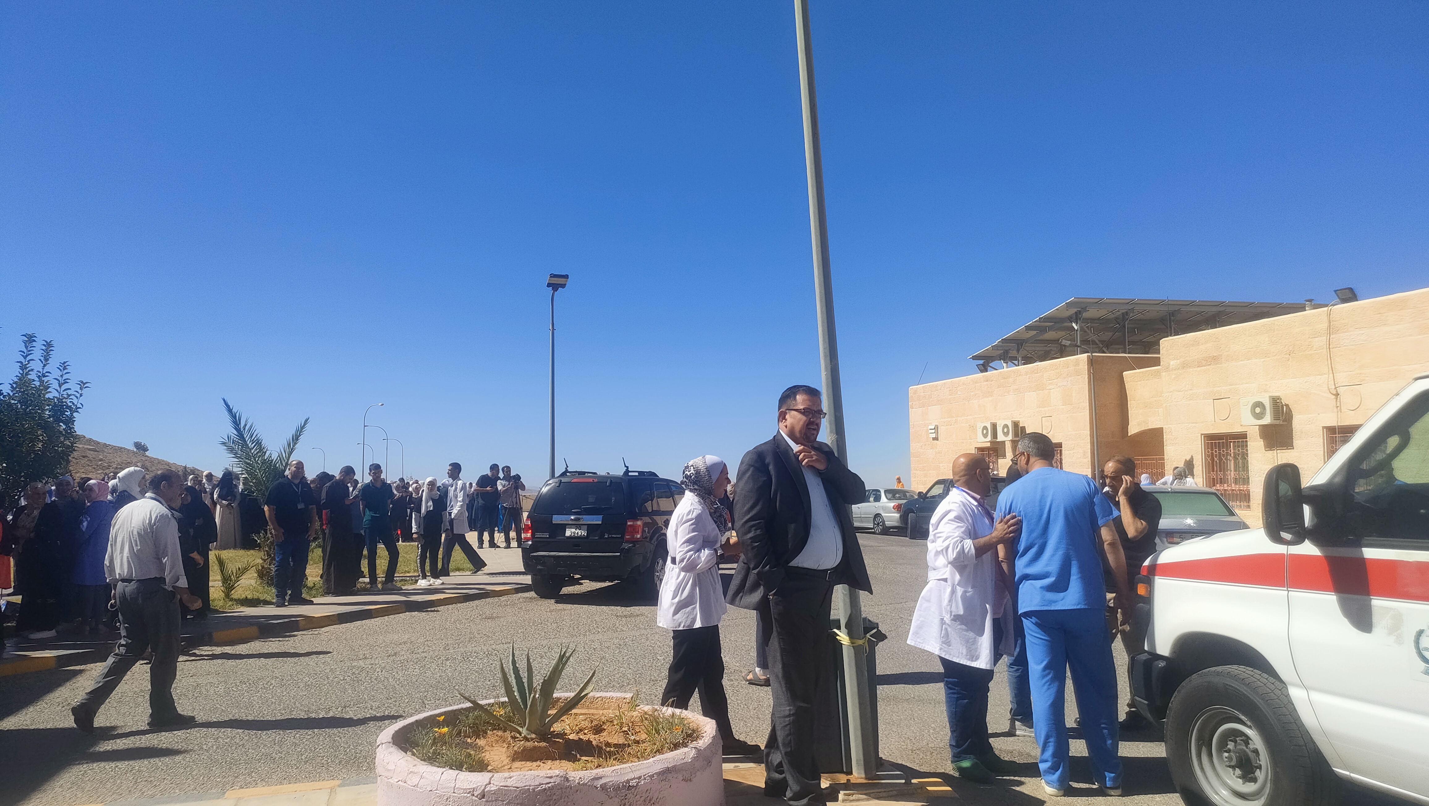 مستشفى الملكة رانيا العبدالله في لواء البترا يشارك في مبادرة يوم التغيير 