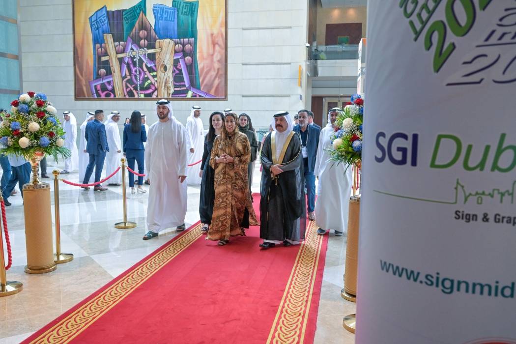 منى المرّي تفتتح معرض الشرق الأوسط للوحات والتصميمات الإعلانية 2023