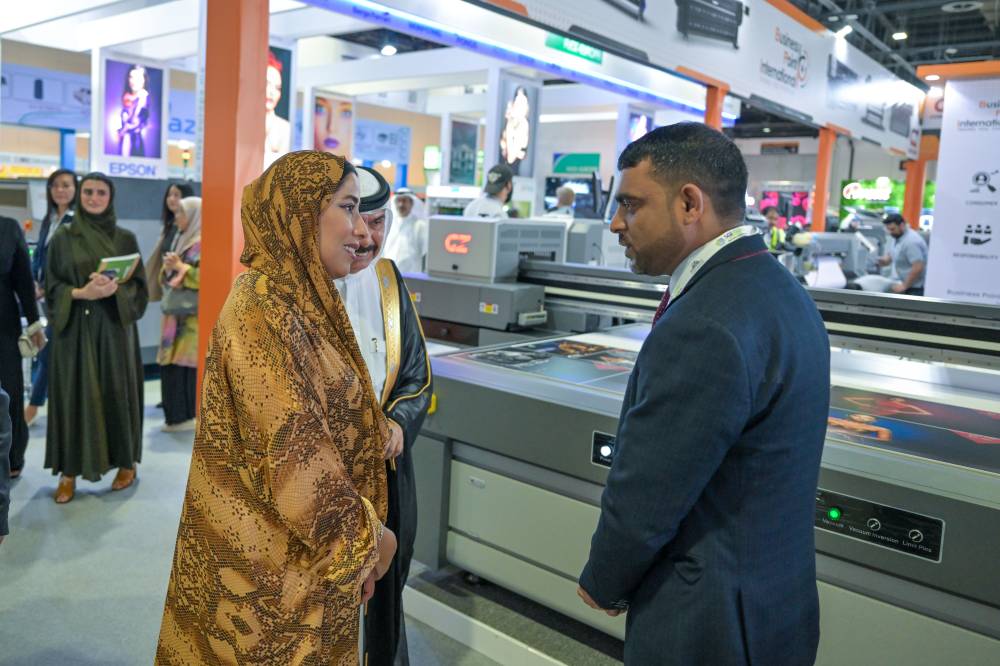 منى المرّي تفتتح معرض الشرق الأوسط للوحات والتصميمات الإعلانية 2023