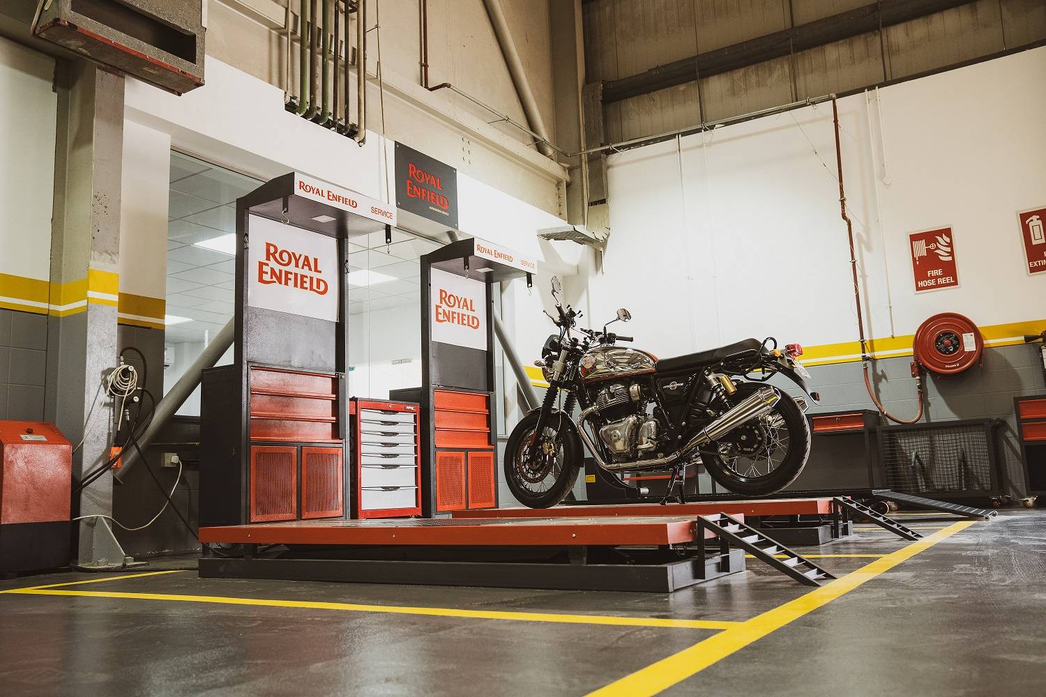 رويال إنفيلد تُعزّز حضورها في الشرق الأوسط عبر اختيار مجموعة عبدالواحد الرستماني وكيلاً حصرياً في الإمارات