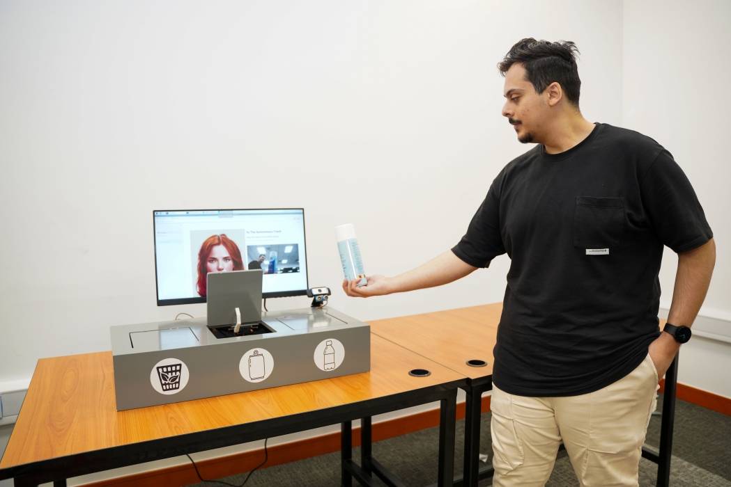 طلاب من دبي يصنعون صندوقًا ذكيًا لفرز القمامة