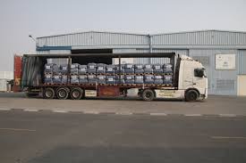 المدينة العالمية للخدمات الإنسانية في دبي تنقل إلى مدينة بنغازي الشحنة الثانية حاملة 100 طنّ من مستلزمات الإيواء والمواد الغذائية