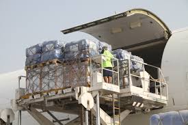 المدينة العالمية للخدمات الإنسانية في دبي تنقل إلى مدينة بنغازي الشحنة الثانية حاملة 100 طنّ من مستلزمات الإيواء والمواد الغذائية