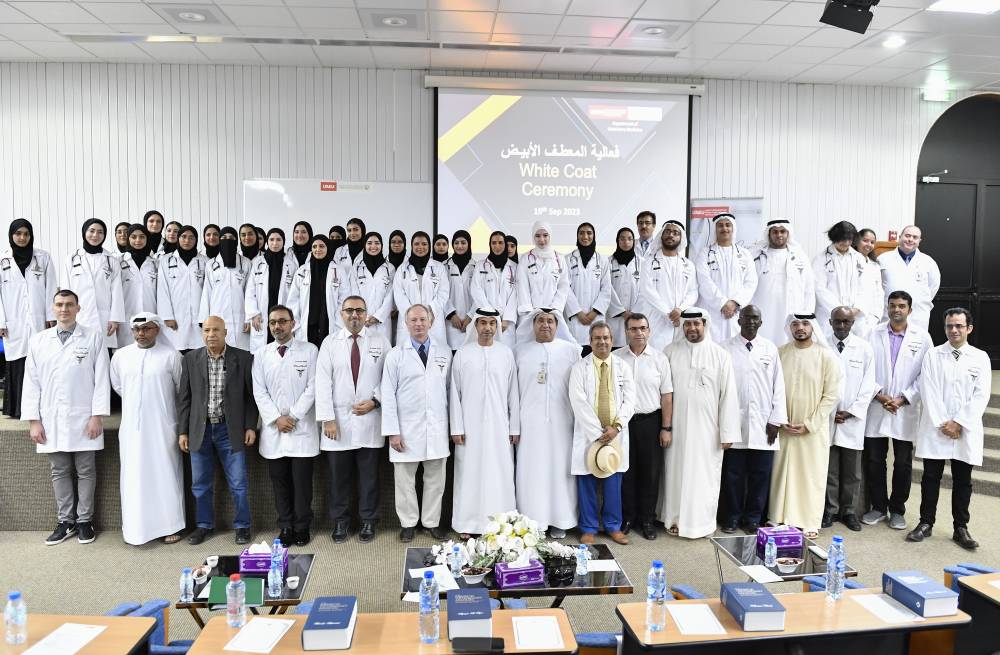 جامعة الإمارات تنظم فعالية  المعطف الأبيض   للترحيب بطلبة الطب البيطري الجدد