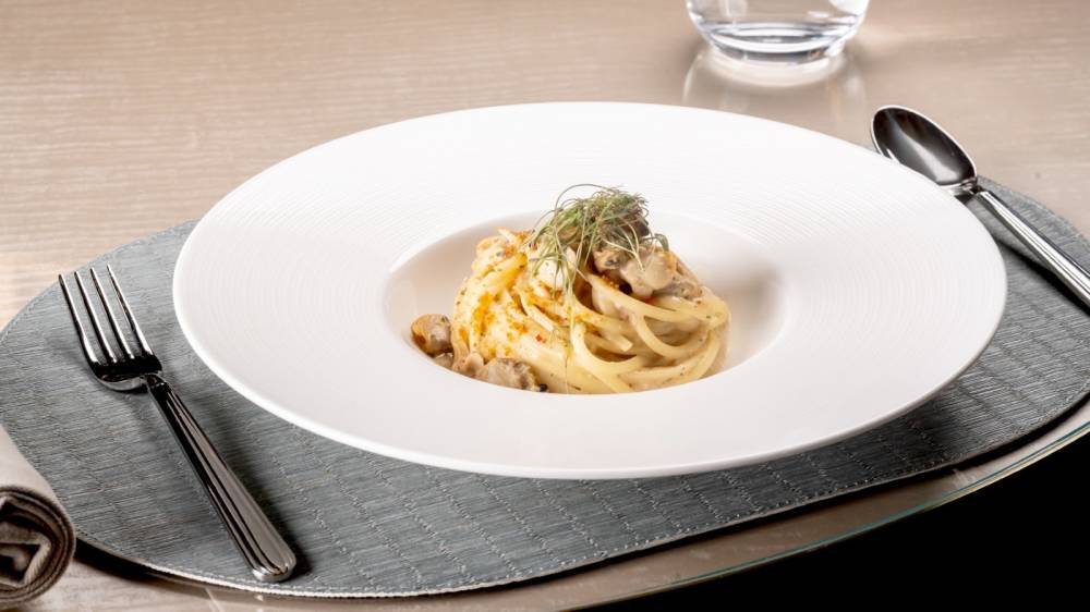 علامة جورجيو أرماني تفتتح أرماني/كافيه في قاعة الأزياء بدبي مول