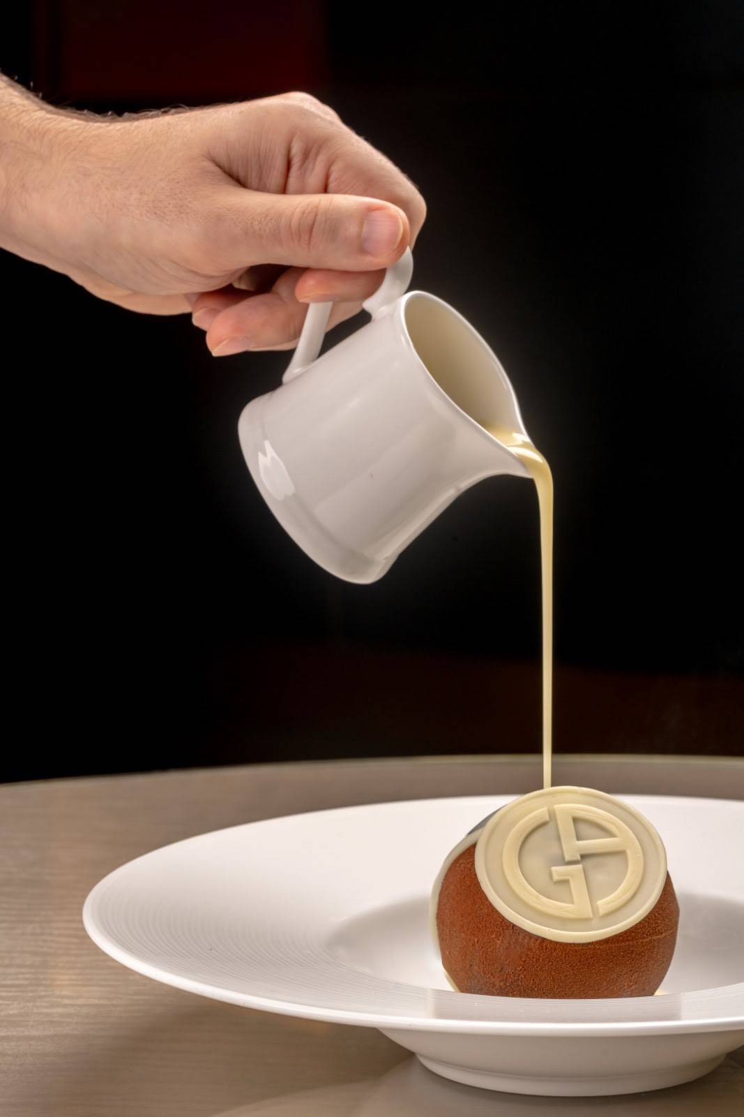 علامة جورجيو أرماني تفتتح أرماني/كافيه في قاعة الأزياء بدبي مول