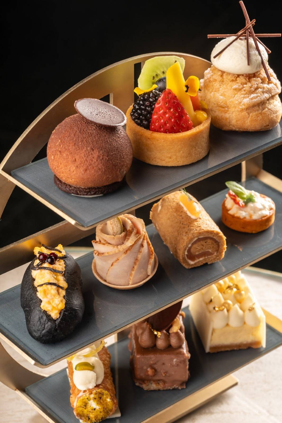 علامة جورجيو أرماني تفتتح أرماني/كافيه في قاعة الأزياء بدبي مول