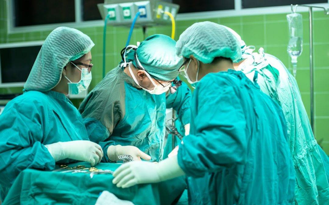 إنقاذ معتمرة عراقية تعرضت لجلطة حادة في الرئة مذيب جلطات وجهاز تنفس صناعي يعيد لها الوعي