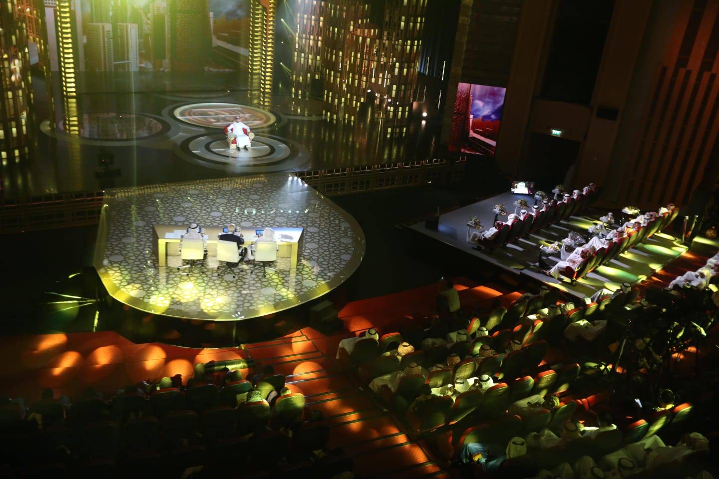 نجوم من شاطئ الراحة بأبوظبي.. مطالع القصائد بطاقات العبور إلى ذائقة الجمهور