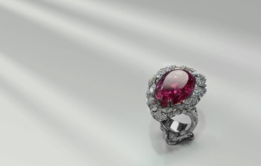 الشرق الأوسط للساعات والمجوهرات يتألق بمشغولات عالمية ومحلية نادرة وقطع حصرية  