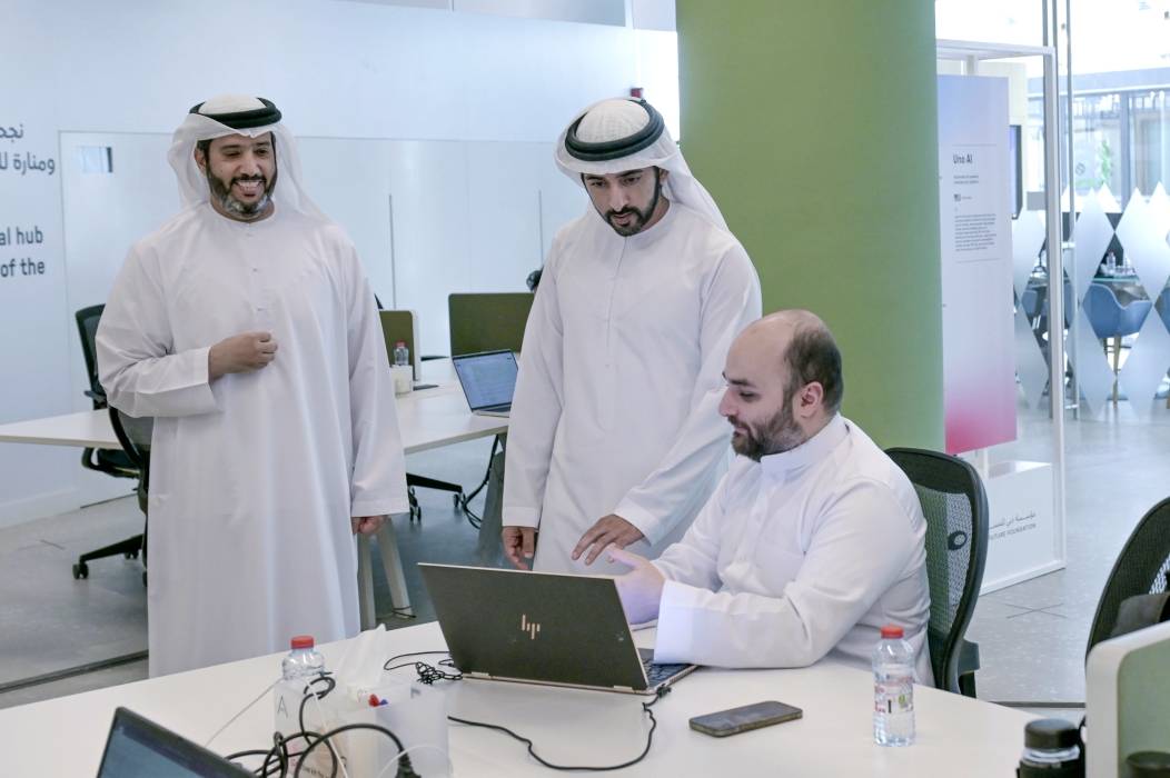 حمدان بن محمد يلتقي رواد أعمال وخبراء عالميين في قطاع الذكاء الاصطناعي خلال مشاركتهم في برنامج مسرعات مركز دبي لاستخدامات الذكاء الاصطناعي 