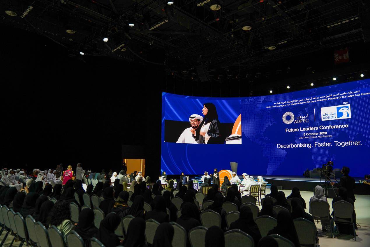 وزارة الصناعة والتكنولوجيا المتقدمة بالتعاون مع مجلس تنافسية الكوادر الاماراتية تطلق 4 برامج تدريبية لتأهيل الكوادر الإماراتية