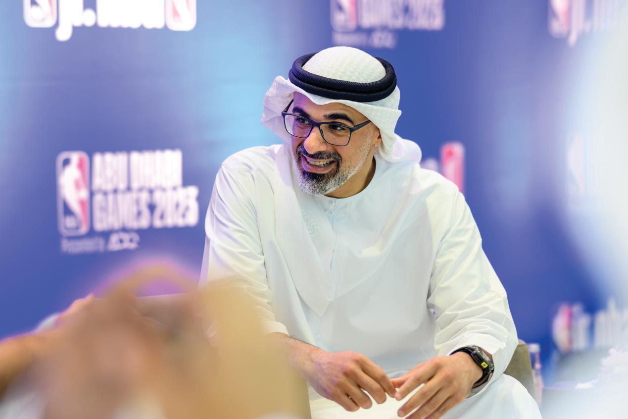 خالد بن محمد بن زايد يلتقي مارك كوبان، مالك نادي دالاس مافريكس لكرة السلة، ومارك تاتوم، نائب مفوض الرابطة الوطنية لكرة السلة الأمريكية تزامناً مع عودة مباريات دوري كرة السلة الأمريكي للمحترفين إلى أبوظبي