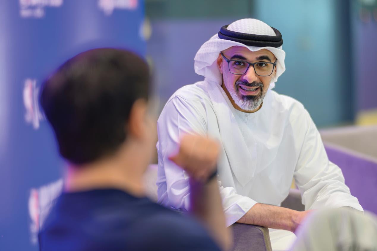 خالد بن محمد بن زايد يلتقي مارك كوبان، مالك نادي دالاس مافريكس لكرة السلة، ومارك تاتوم، نائب مفوض الرابطة الوطنية لكرة السلة الأمريكية تزامناً مع عودة مباريات دوري كرة السلة الأمريكي للمحترفين إلى أبوظبي