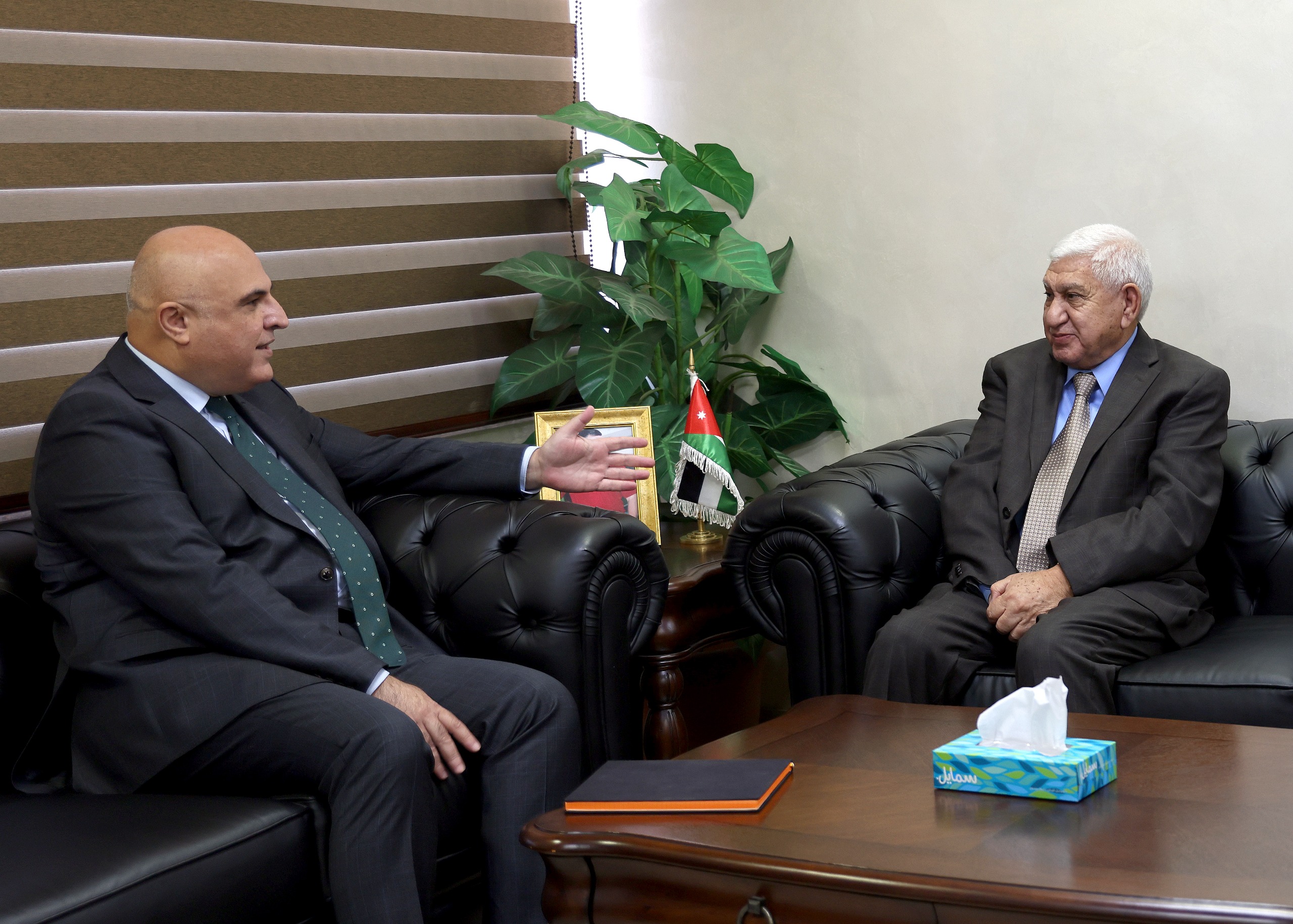 المعايعة خلال لقائه السفير الأذري: جولة الملك الأوروبية تُشخص حجم المأساة في غزة