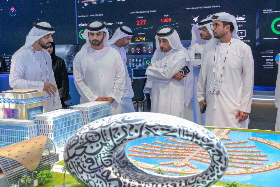 منصور بن محمد يزور معرض جيتكس جلوبال 2023  ويطّلع على أحدث تقنيات المؤسسات العالمية  والمحلية المشاركة