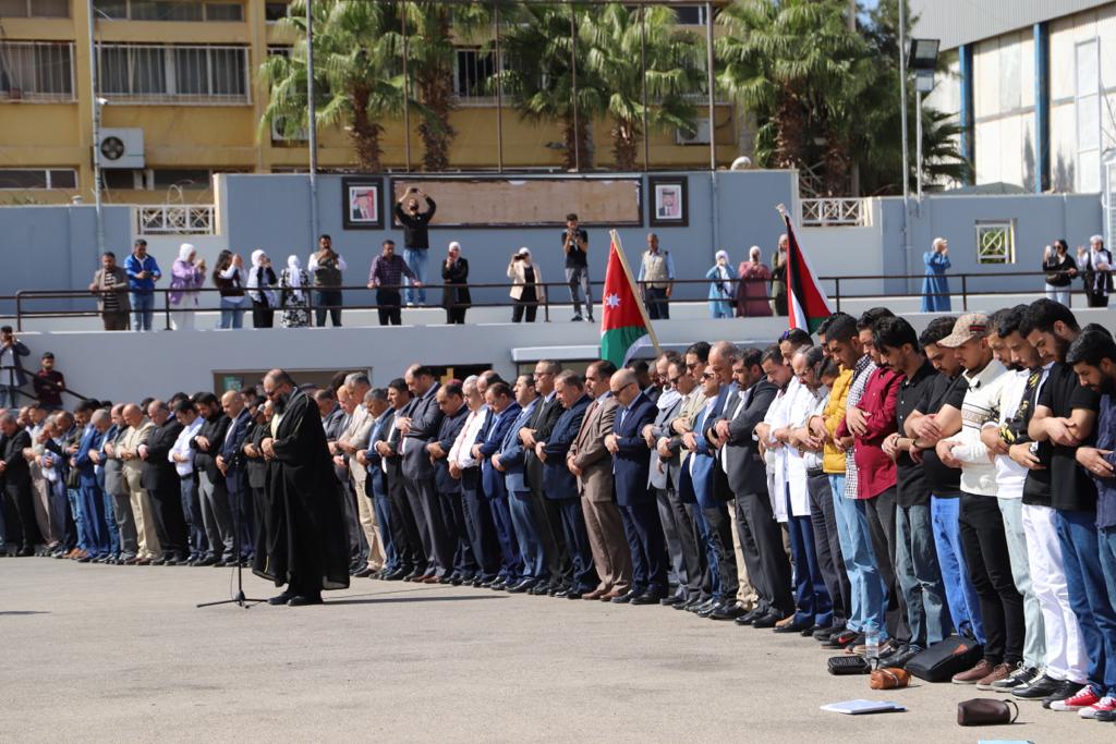 الآلاف في البلقاء التطبيقية يتقدمهم رئيس الجامعة يؤدون صلاة الغائب على أرواح الشهداء في غزة